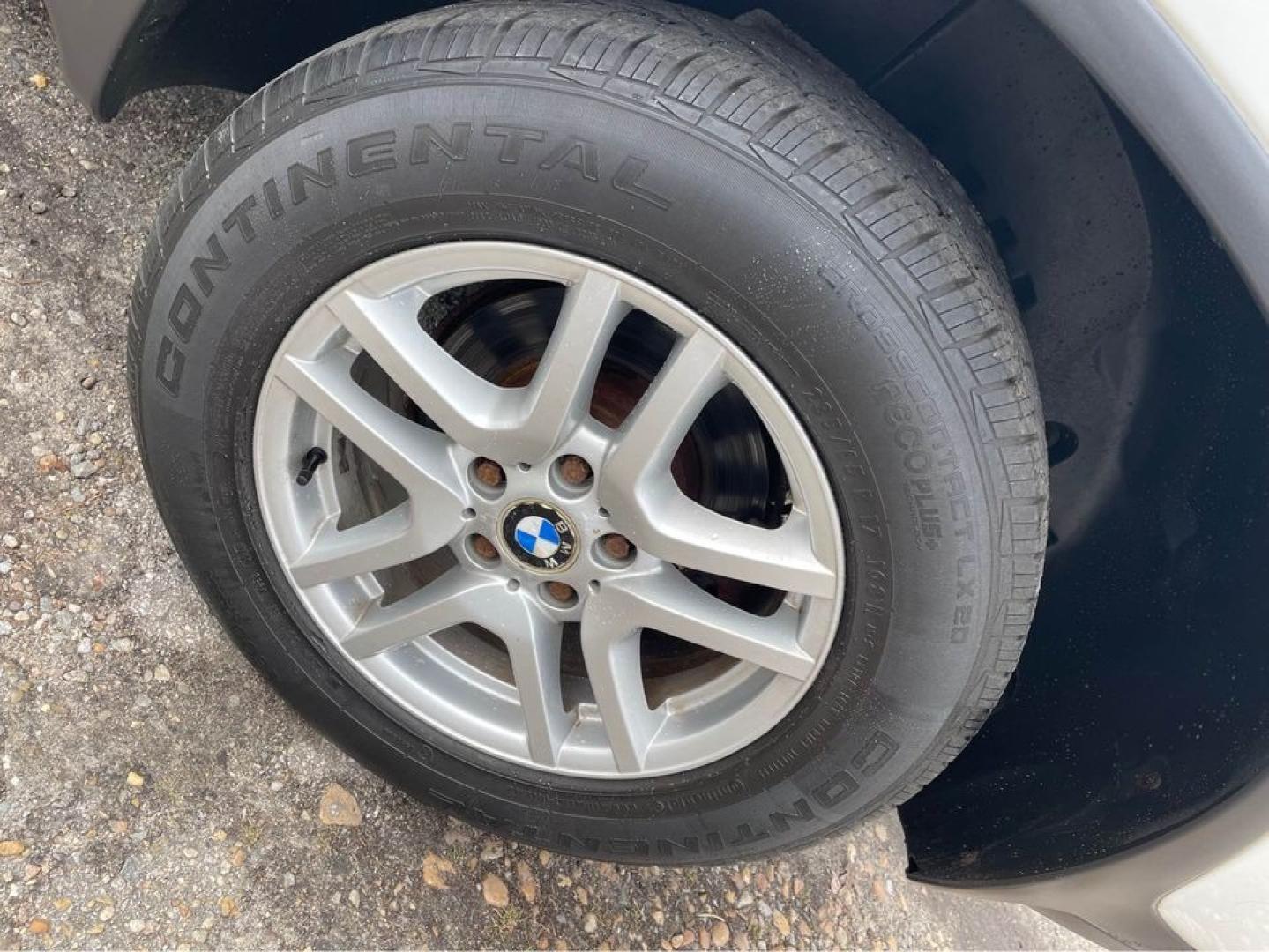 2004 WHITE /Black BMW X5 (5UXFA13514L) with an i6 3.0 engine, Automatic transmission, located at 5700 Curlew Drive, Norfolk, VA, 23502, (757) 455-6330, 36.841885, -76.209412 - Photo#16